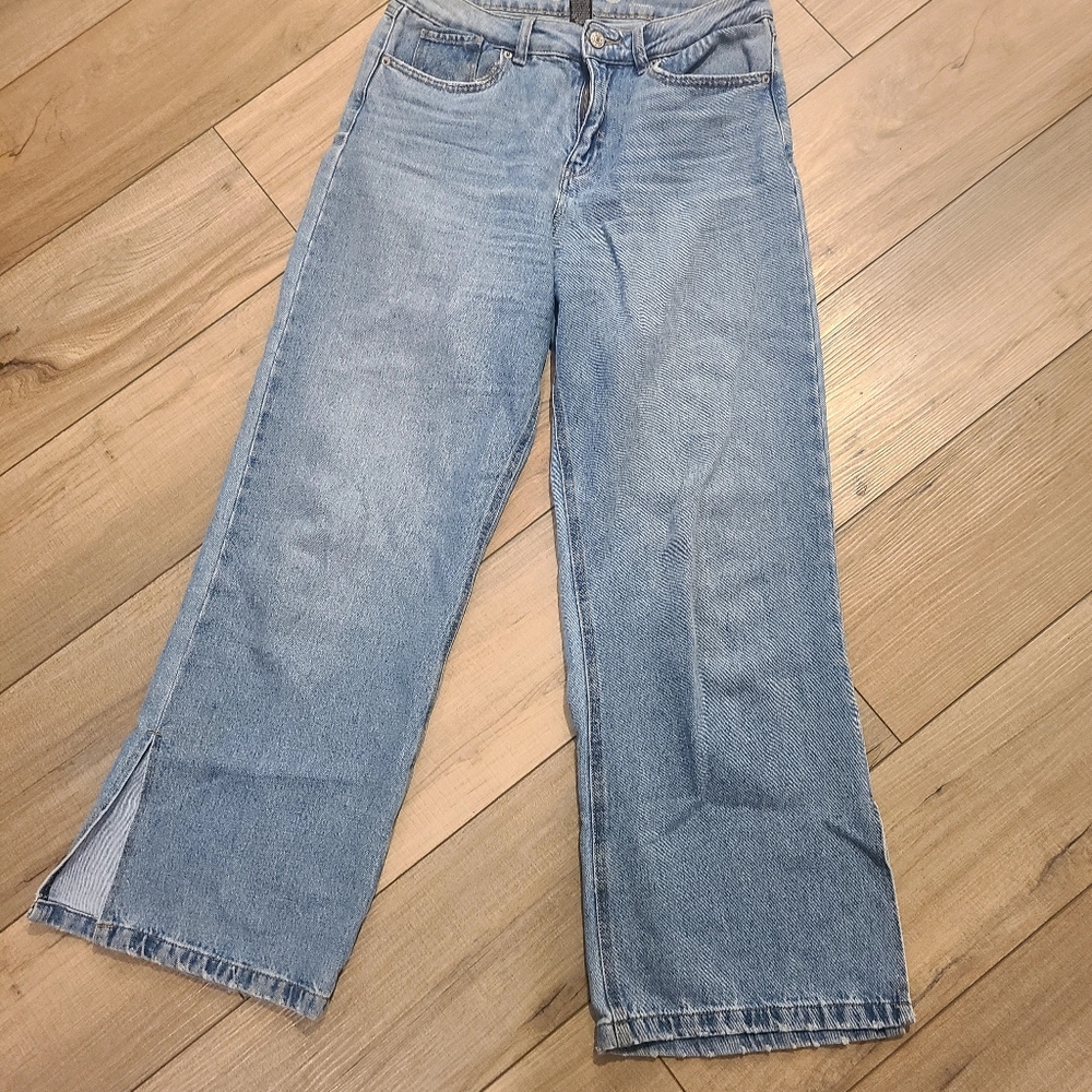 Woman’s size 7/28 Rewash cropped jeans with slits at ankle